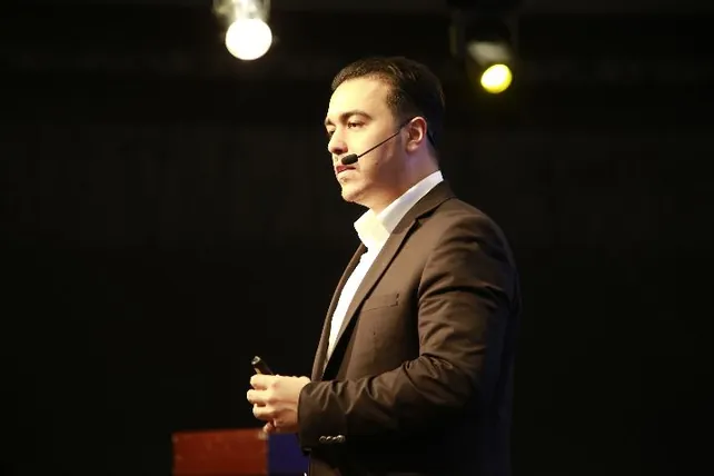 المدرّب تحت كشّاف المسرح