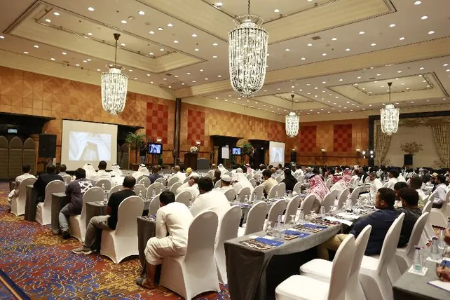 قاعة الدورة الجماهيرية تحت الثريّات