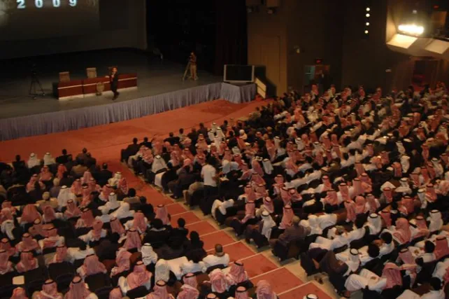 قاعة كبرى ممتلئة من دورة مبكّرة