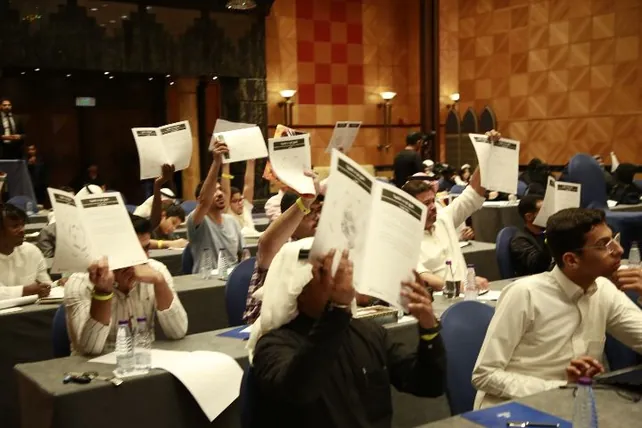 المتدربون يرفعون أوراق التمرين