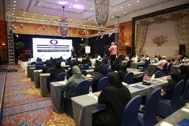 القاعة تحت إضاءة المسرح