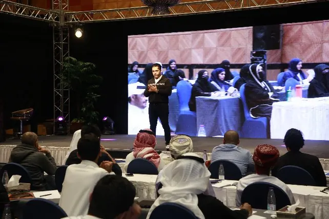 قسم السيدات في القاعة أمام شاشة العرض