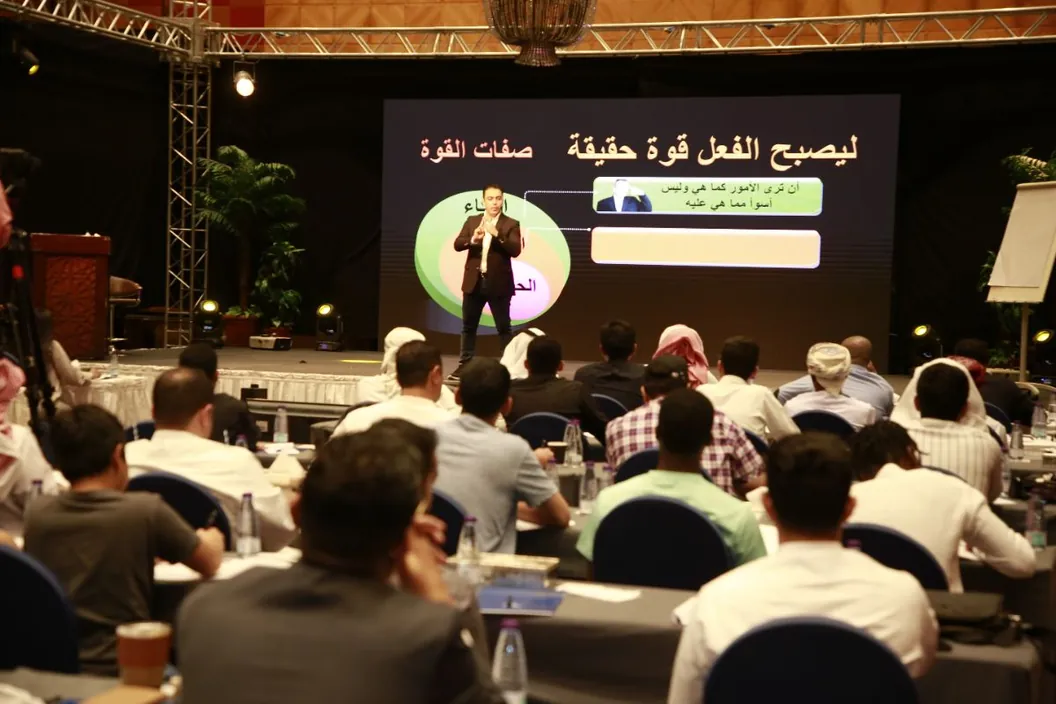د. رشاد فقيها أمام شاشة العرض الكبرى في دورة حديثة