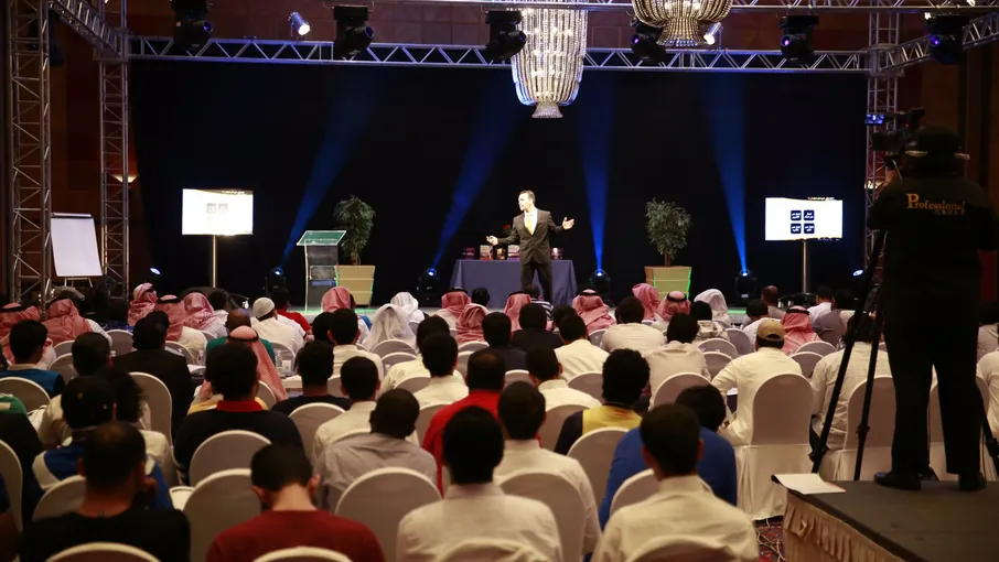متدربون في القاعة يطبّقون تمرين الليلة