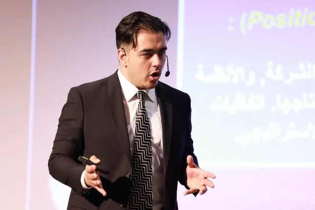 د. رشاد فقيها يشرح للحضور