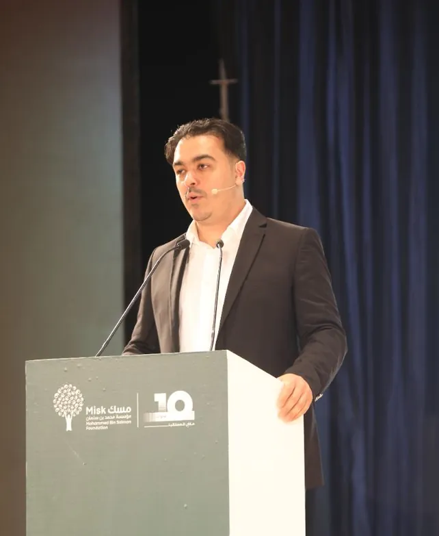 د. رشاد فقيها يتحدّث من منصة مؤسسة مسك