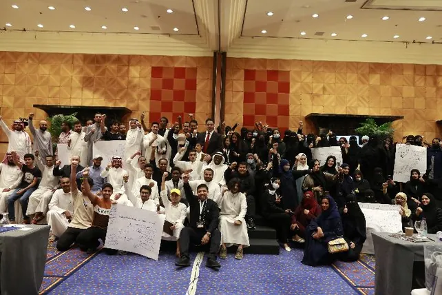 صورة جماعية بالقبضات المرفوعة ولوحات التمرين