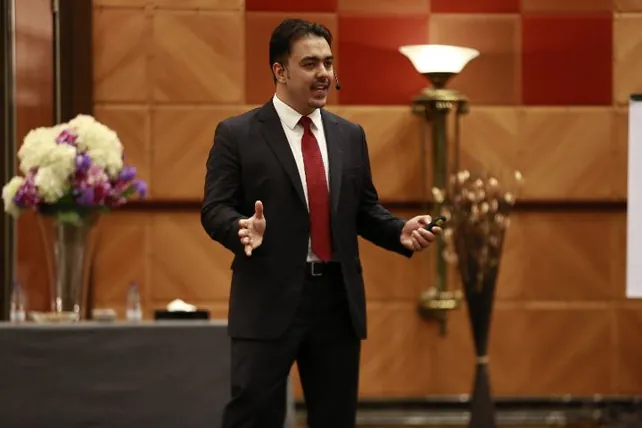د. رشاد فقيها يتحدّث على المسرح