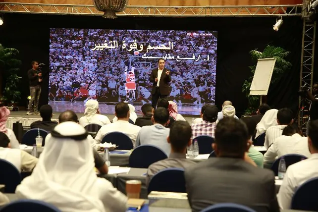 شاشة العرض الكبرى خلف المدرّب