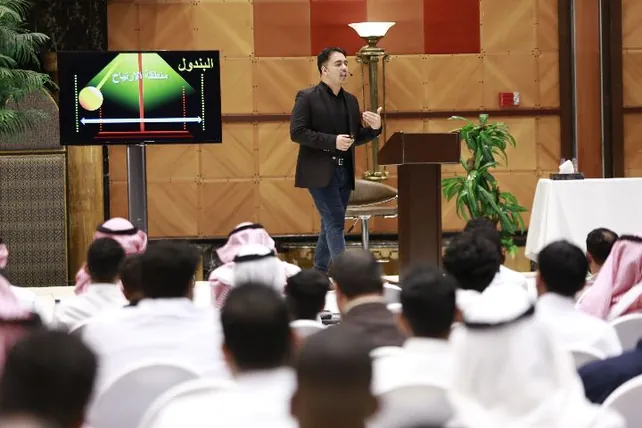 المدرّب يشرح نموذج البندول على الشاشة